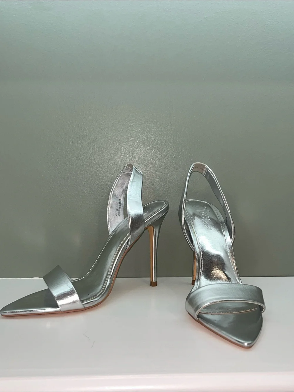 Mixx Shuz Silver Metallic Pointed Toe Slingback Stiletto Heels Size 8.5